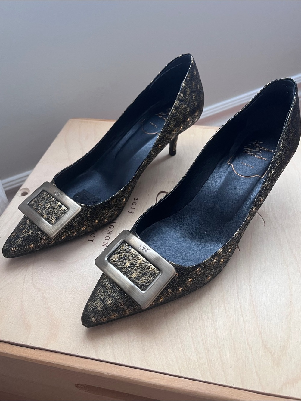 Roger Vivier Black Textured Gold Leather Buckle Pumps